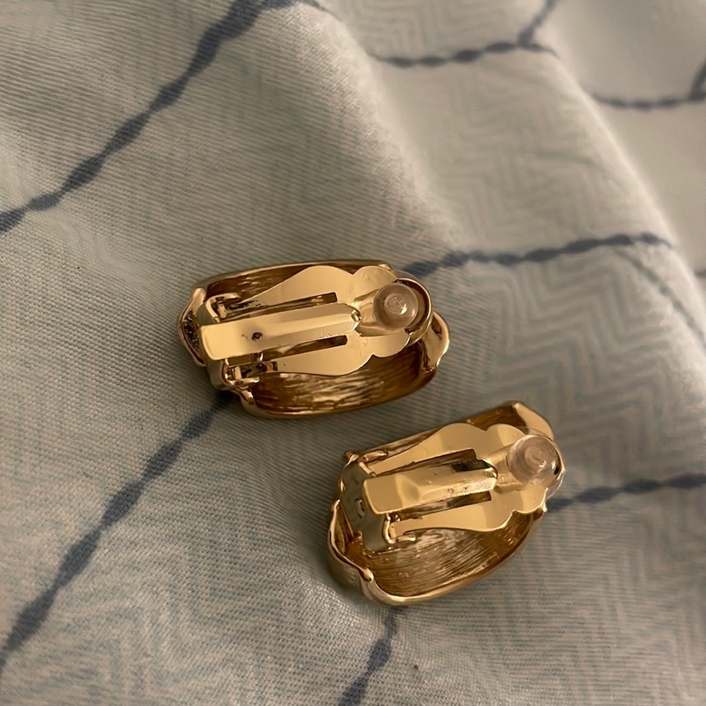 SOLD Vintage gold plated clip on earrings - Picture 4 of 9